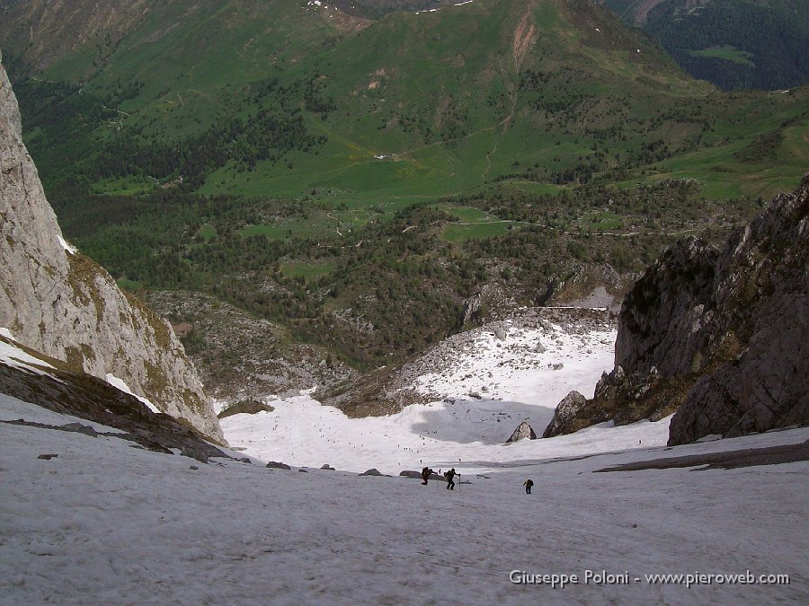 1° giugno 08 Cimon della Bagozza 004.jpg - Guarda laggiù quante formichine